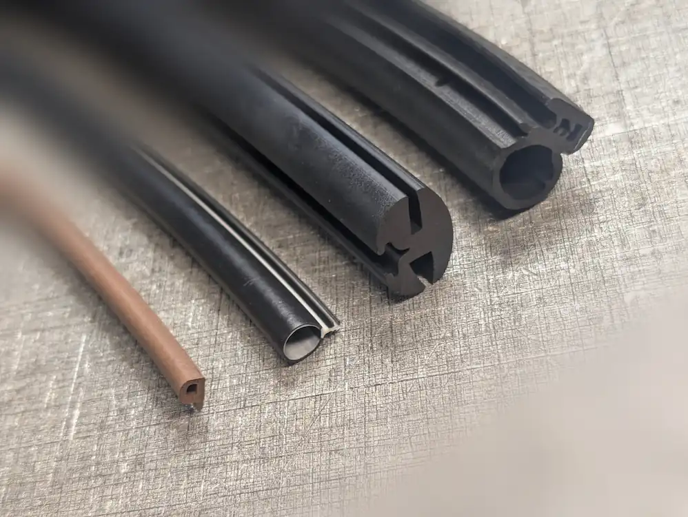 Erilaisia kumitiivisteitä